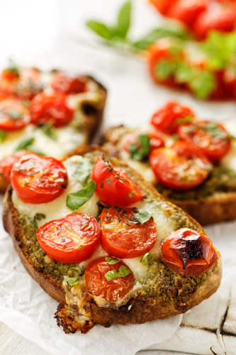 BRUSCHETTA Z PESTO BAZYLIOWYM, POMIDORAMI I SEREM MOZARELLA